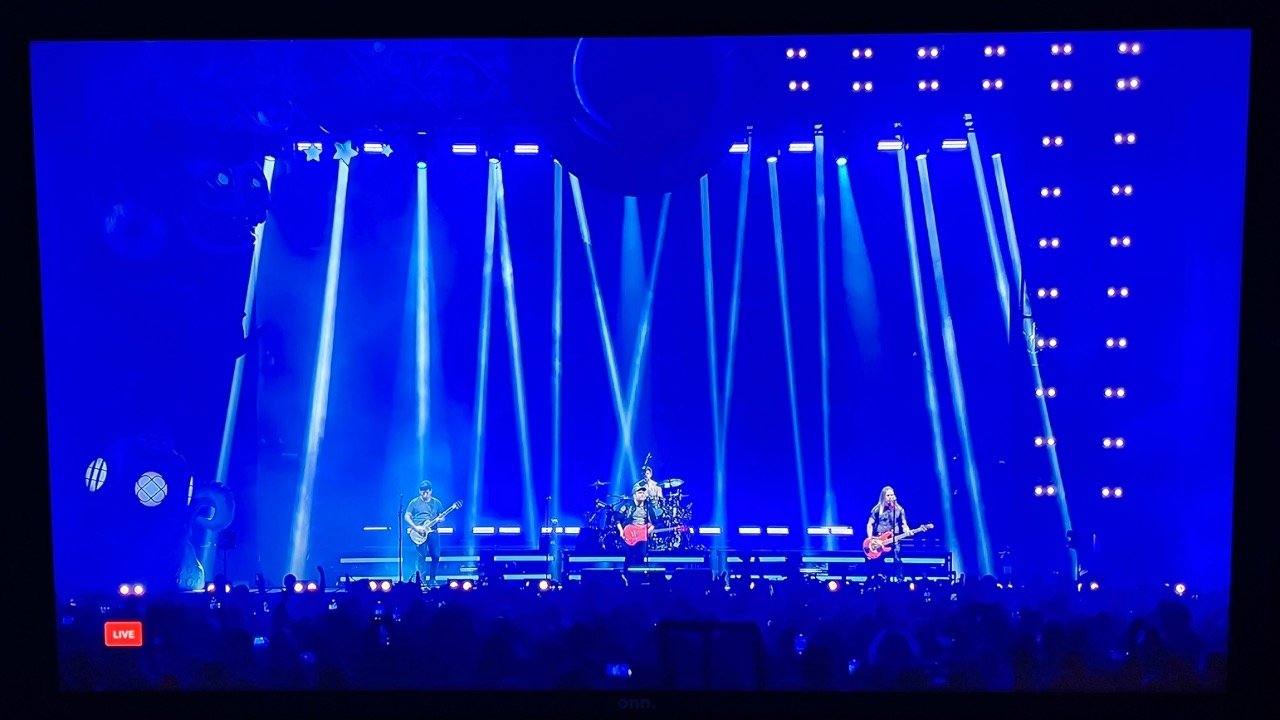Fall Out Boy - So Much for (2our) Dust: Live from Madison Square Garden Movie Screenshot 3